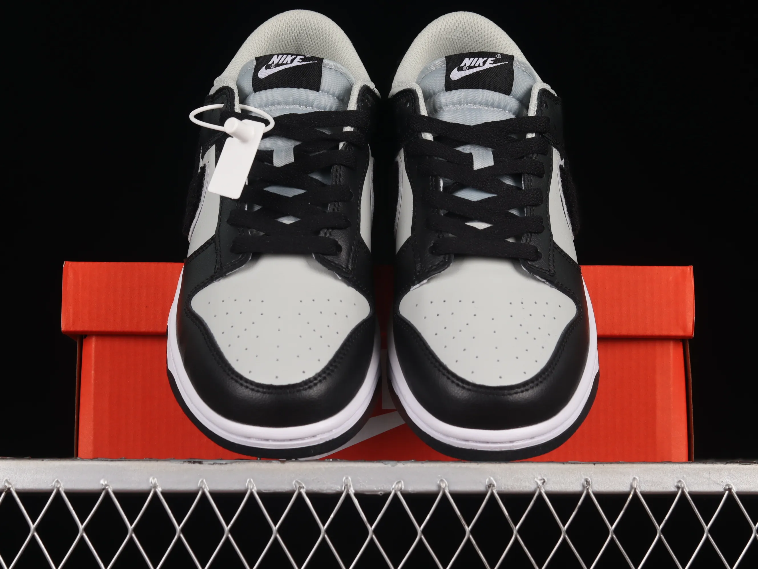 All Categories Nk SB Dunk Series Nk SB Dunk Low Low-top sneakers Cost-effective version Nk Dunk Low "Chenille" plush black hook SB low-top sports and leisure sneakers DQ7683-001